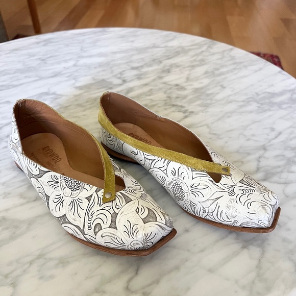 CYDWOQ Floral Embossed Leather Flats Handmade Size 8 - Picture 3 of 6